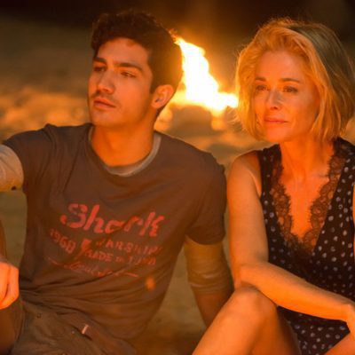 Claudia y Carlos conversan íntimamente junto al fuego en 'La embajada'
