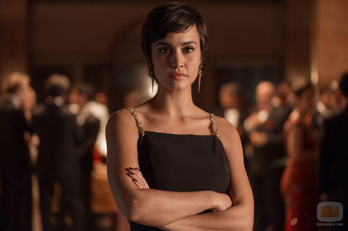 Sara en la fiesta de recepción del nuevo embajador de 'La embajada'