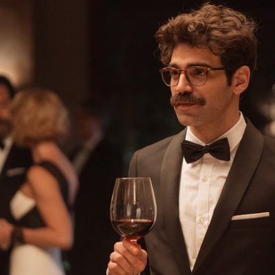 El periodista Romero asiste a la fiesta de recepción del nuevo embajador de 'La embajada'