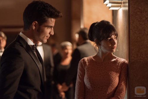 Roberto y Ester conversan en la fiesta de recepción del nuevo embajador de 'La embajada'