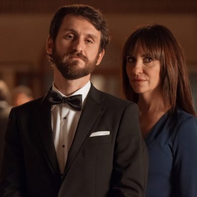 Eduardo y Patricia hablan a escondidas en la fiesta de recepción del nuevo embajador de 'La embajada'