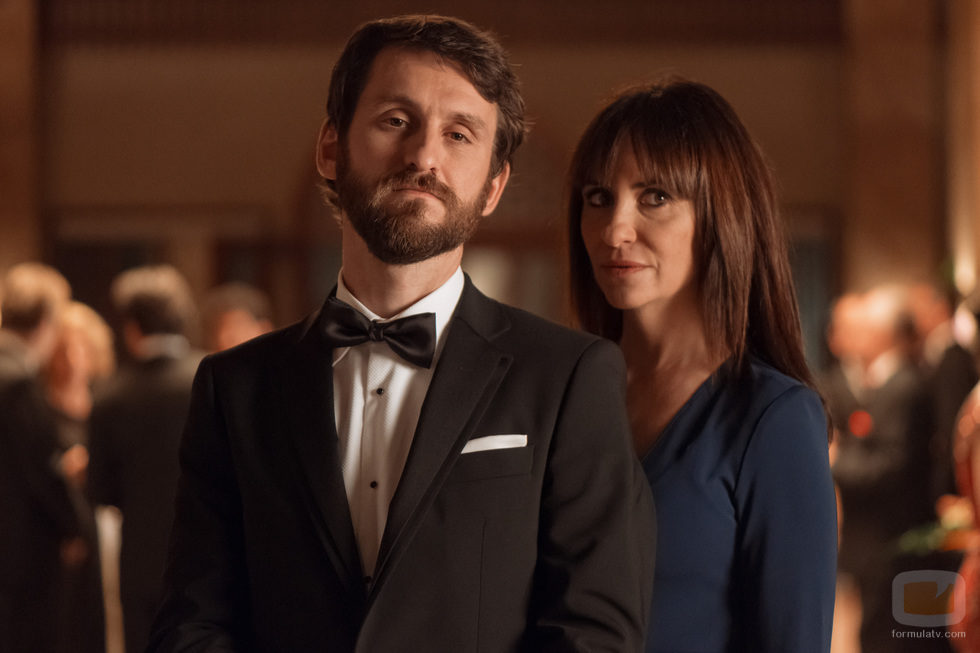Eduardo y Patricia hablan a escondidas en la fiesta de recepción del nuevo embajador de 'La embajada'