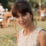 Ester disfruta de un paseo por el parque en 'La embajada'