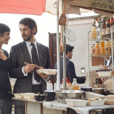 Sara y Eduardo comen juntos comida asiática por las calles de 'La embajada'