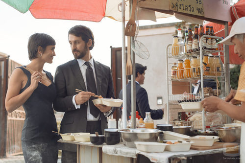 Sara y Eduardo comen juntos comida asiática por las calles de 'La embajada'