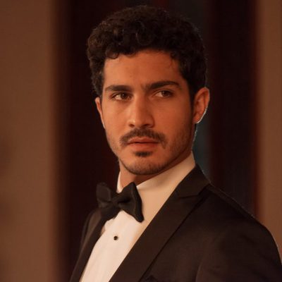 Carlos acude a la fiesta de recepción del nuevo embajador de 'La embajada'