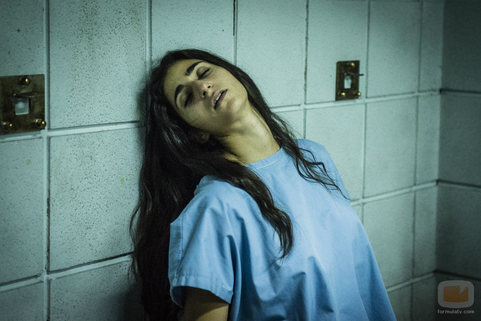 Saray, desmayada en su celda de aislamiento en Cruz del Sur