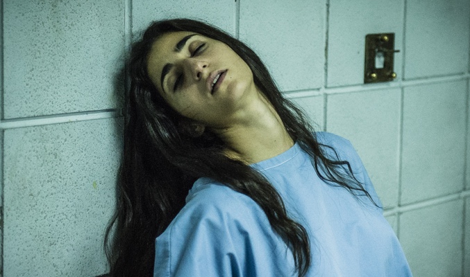 Saray, desmayada en su celda de aislamiento en Cruz del Sur