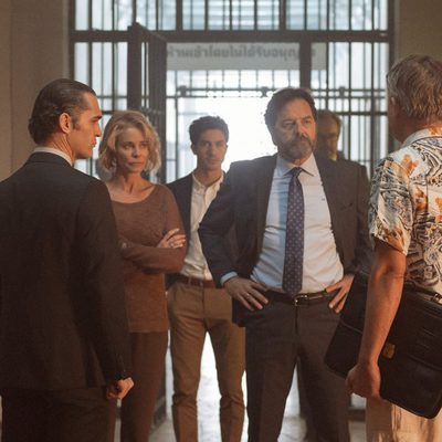 Luís, Claudia, Carlos y Villar en la comisaría de 'La embajada'