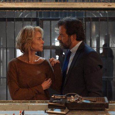 Claudia y Luís en la comisaría en 'La embajada'