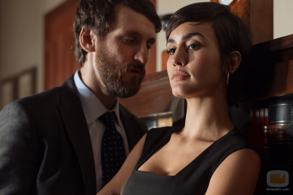 Eduardo y Sara conversan íntimamente en 'La embajada'