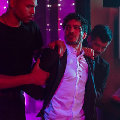Carlos es expulsado de la discoteca tras pelearse en 'La embajada'