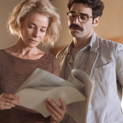 Claudia y Romero leen unos documentos en 'La embajada'