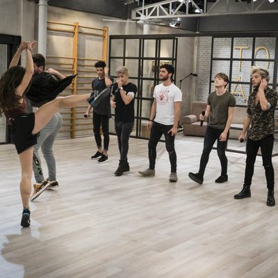 Dani Fernández en un solo de "Who's loving you?" en la academia de 'Top Dance'