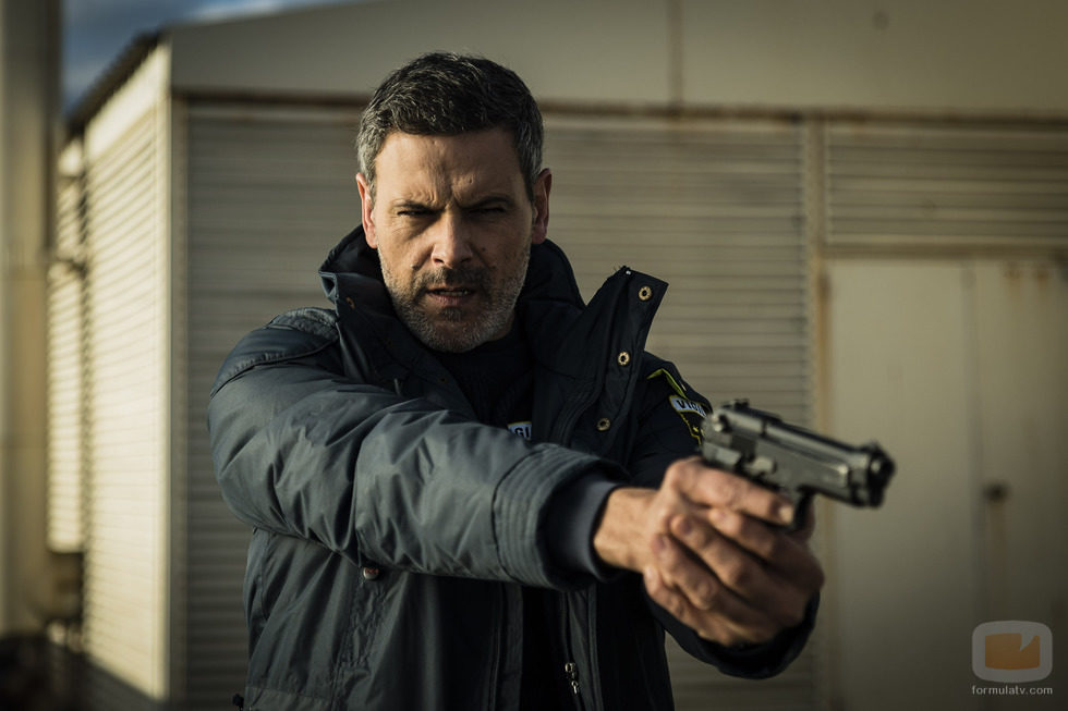 Fabio apunta con una pistola en 'Vis a vis'