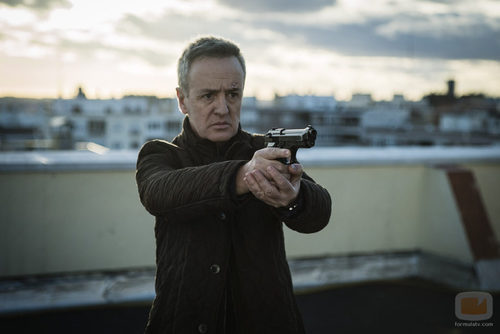 Leopoldo aparece muy serio con una pistola en 'Vis a vis'