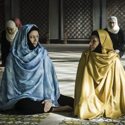 La madre de Macarena aparece con hiyab en 'Vis a Vis'