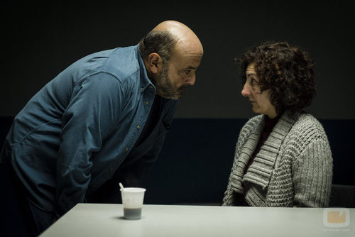 El inspector Damián Castillo interroga a una mujer en 'Vis a vis'