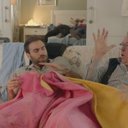 Iñaki y el padre de Carmen se despiertan juntos en 'Allí abajo'