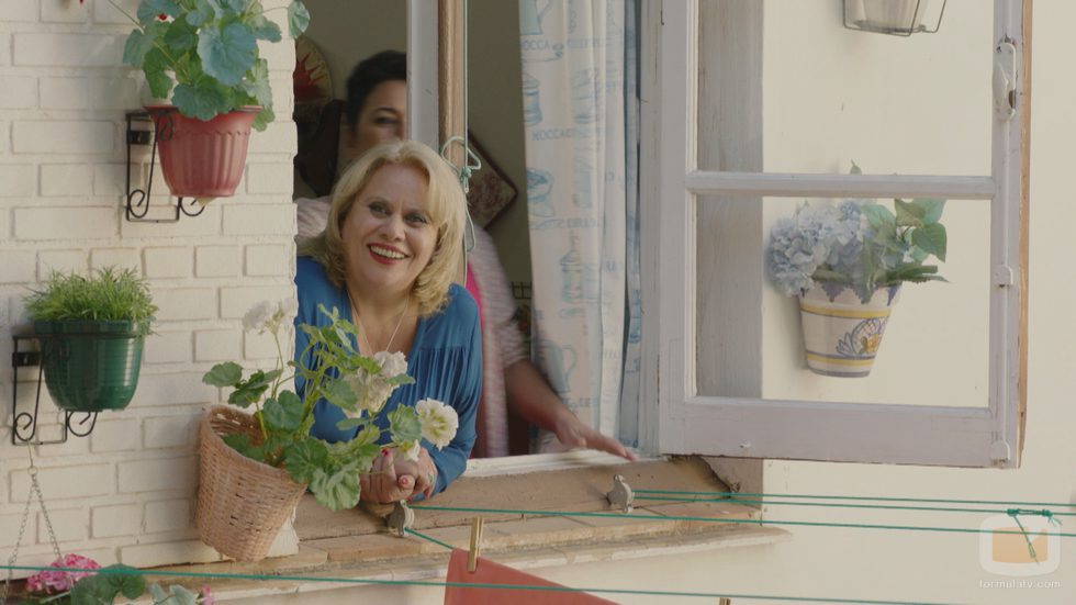 Luci sonríe desde su ventana en 'Allí abajo'