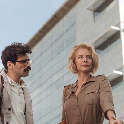 Romero y Claudia conversan al aire libre en 'La embajada'