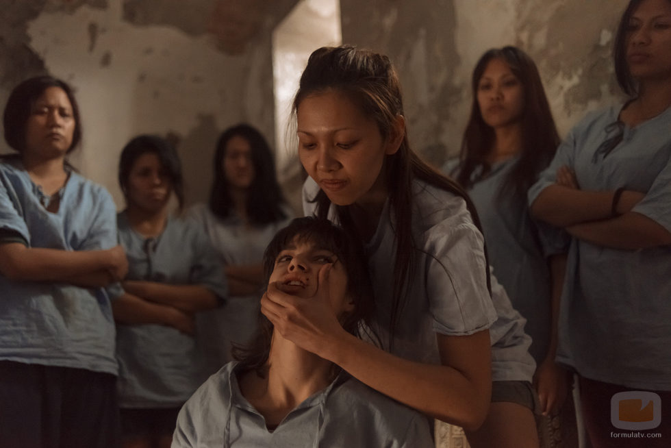 Ester es atacada por las presas de la cárcel tailandesa