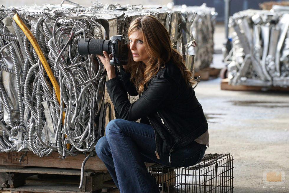 Beckett investiga, cámara en mano, en 'Castle