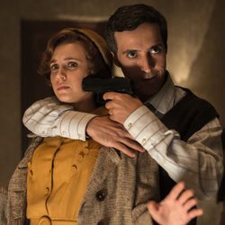 Francisco Morán amenaza con una pistola a Amelia