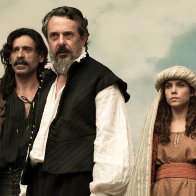 Alonso y Amelia se hacen pasar por actores en la obra de teatro de Cervantes