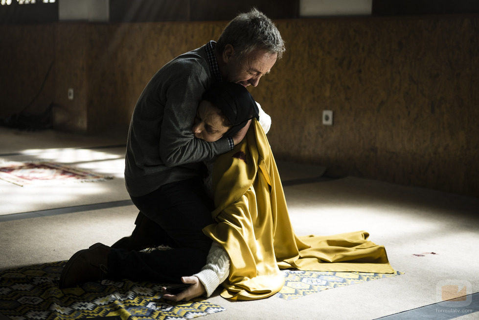 Leopoldo abraza el cuerpo inerte de Encarna en 'Vis a vis'