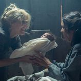 Irene Larra ayuda a Micaela Amaya a dar a luz