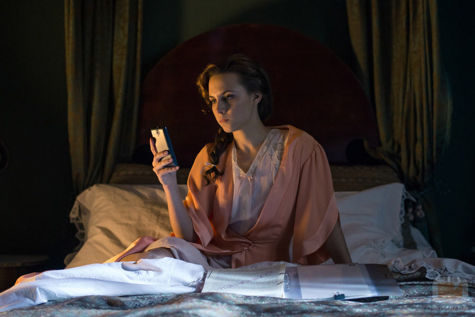 Amelia intenta llamar al teléfono de Julián