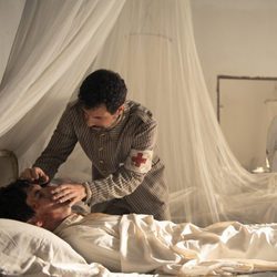 Julián ejerce de enfermero y cuida de José Lafarga