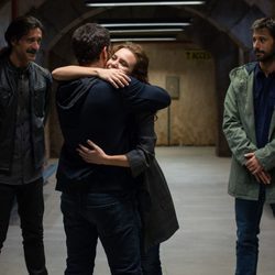 Amelia abraza a Julián en su reencuentro