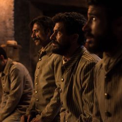 Julián y Alonso se ven involucrados en Los Últimos de Filipinas