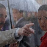 Jesús señala con el índice mientras Clara observa