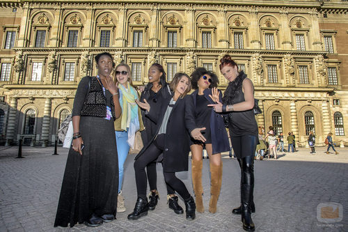 Barei junto a sus coristas en el centro de Estocolmo