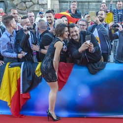 Barei se hace fotos con sus fans en la alfombra roja de Eurovisión 2016