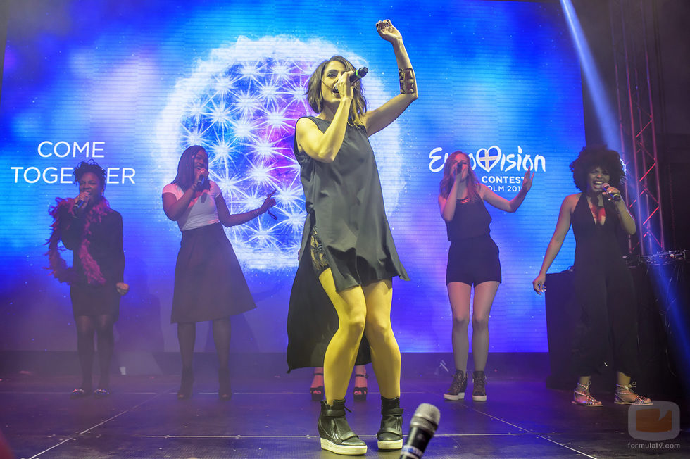 Barei interpretando "Say Yay!" en el escenario del Euroclub