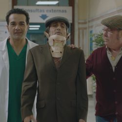 Rober y Antonio junto a Frasquito lesionado en 'Allí abajo'