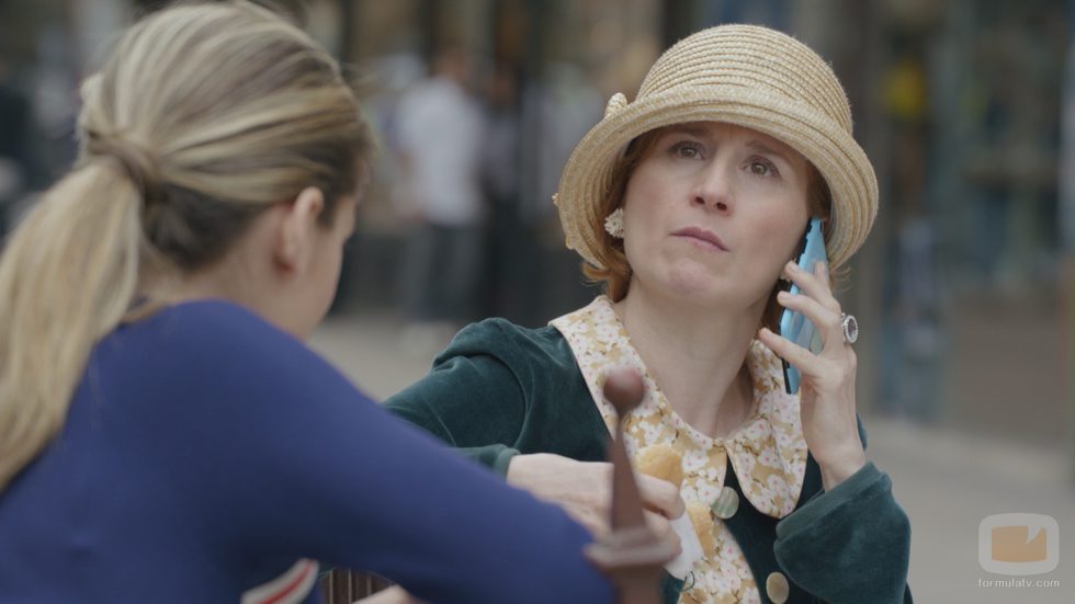 Dolores habla por teléfono en 'Allí abajo'