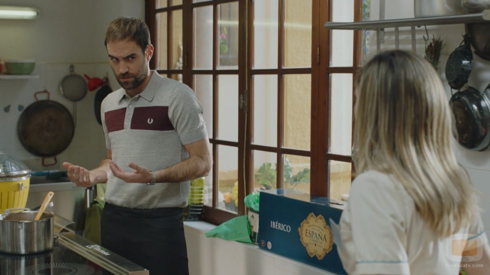 Iñaki habla con Carmen en el bar de la clínica en 'Allí abajo'