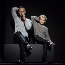 Mans Zelmerlow interpreta "Heroes" junto a un niño en la primera semifinal de Eurovisión