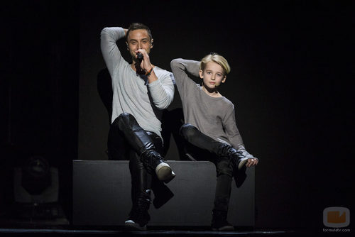 Mans Zelmerlow interpreta "Heroes" junto a un niño en la primera semifinal de Eurovisión