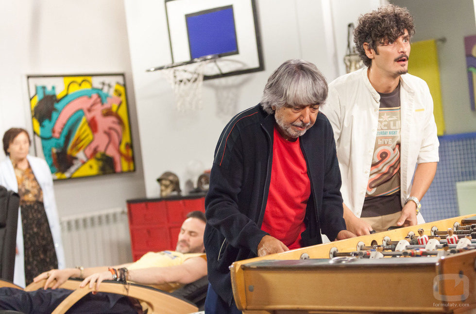Vicente y Javi juegan al futbolín