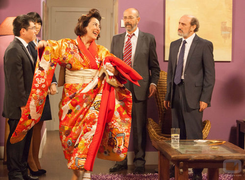 Araceli ayuda a Enrique disfrazándose de geisha