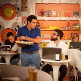 Amador sujeta una bandeja en el bar 'Max and Henry'