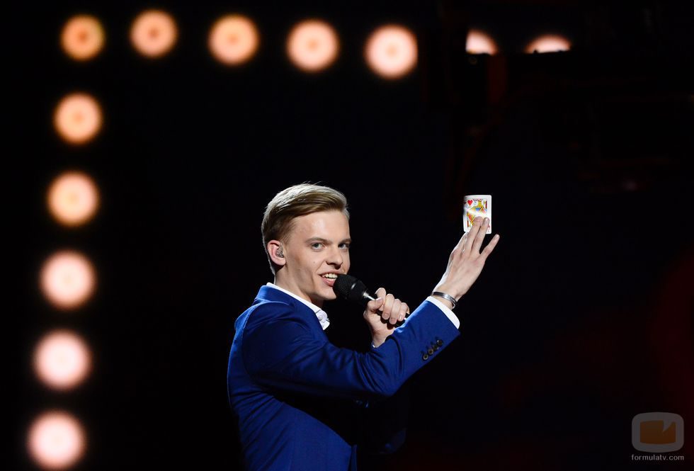 Jüri Pootsmann canta "Play" durante la primera semifinal de Eurovisión 2016