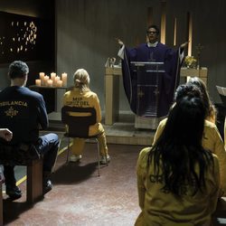 Las reclusas de Cruz del Sur acuden a una misa en 'Vis a vis'