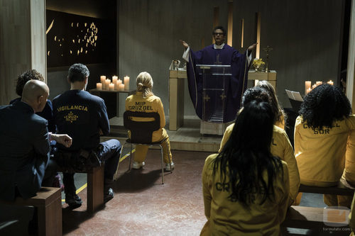 Las reclusas de Cruz del Sur acuden a una misa en 'Vis a vis'